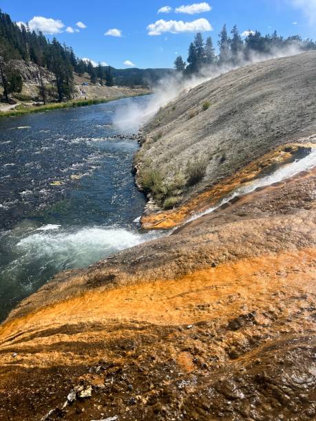 paisaje fluvial en el parque nacional de yellowstone - río firehole fotografías e imágenes de stock