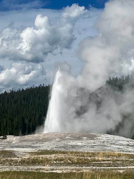 istock Old, faithful, erupting 1474349591