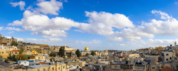 skyline panorâmico do bairro árabe da cidade velha de jerusalém perto do muro das lamentações e da cúpula da rocha - jerusalem dome jerusalem old city dome of the rock - fotografias e filmes do acervo