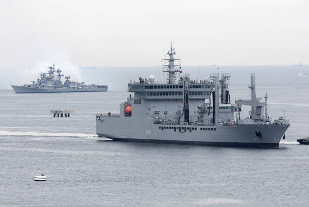 военные корабли вмс индии. - destroyer стоковые фото и изображения