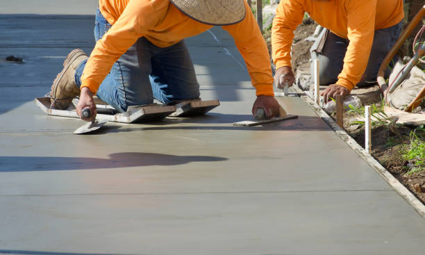 bauarbeiter geben dem frisch gegossenen beton den letzten schliff - plasterer construction site manual worker plaster stock-fotos und bilder