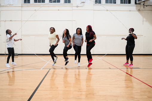 Mujeres afroamericanas de mediana edad haciendo ejercicio photo