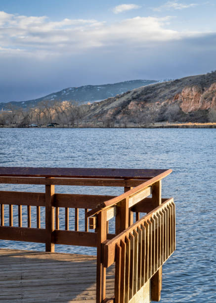 コロラド丘陵地帯の湖の釣り桟橋-ワトソンレイク州立荒野地域 - fort collins rock cliff mountain range ストックフォトと画像