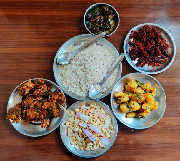 nepalski zestaw newari khaja, specjalne jedzenie newari z ugryzionym ryżem, wołowiną, orzeszkami ziemnymi, buff choila, wołowiną sukuti. nepalskie tradycyjne jedzenie. - newar zdjęcia i obrazy z banku zdjęć