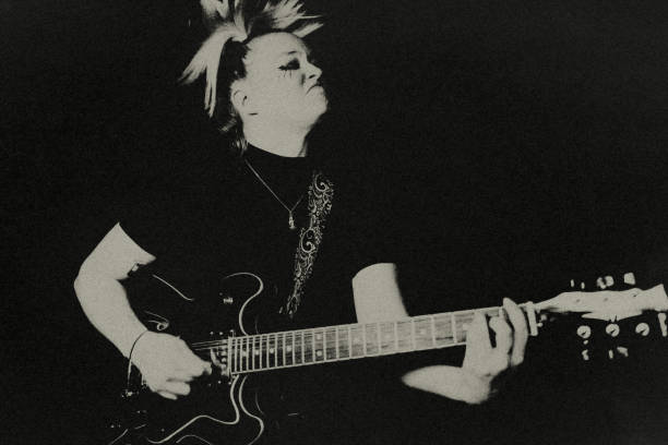 la mujer músico de rock. - música punk fotografías e imágenes de stock