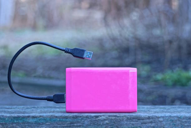 one pink plastic drive and a black usb cable - usb cable drive usb flash drive flash imagens e fotografias de stock