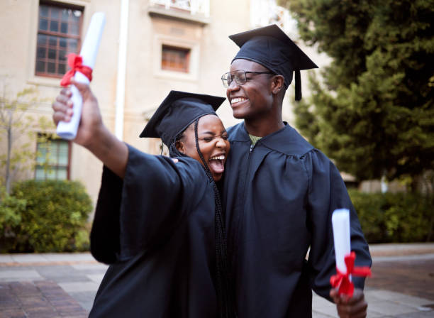 czarni studenci, uścisk i świętowanie ukończenia studiów, edukacji i osiągnięć na uniwersytecie, kampusie i sukcesu. afroamerykańska kobieta, mężczyzna lub naukowiec z uśmiechem, uściskiem lub radością z dyplomu ukończenia studiów - czarni zdjęcia i obrazy z banku zdjęć