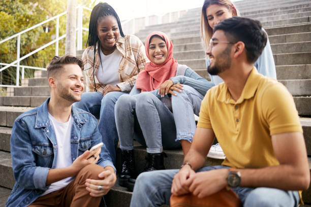 Relax, diversity or students on steps at break talking or speaking of goals, education or future plan. Diversity, school or happy friends in university or college bonding in a fun social conversation relájese, la diversidad o los estudiantes en los escalones en el descanso hablando o hablando de metas, educación o plan futuro. grupo, escuela o amigos felices en la universidad o universidad vincularse en una conversación social divertida
