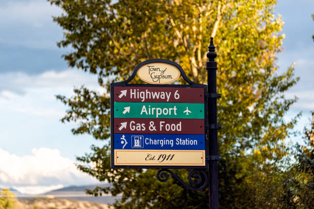 Gypsum, Colorado town in Eagle county with sign signboard directions for highway 6, airport, gas food and charging station at historic city in rocky mountains fall season and nobody gypsum, ciudad de colorado en el condado de eagle con letreros de señalización de indicaciones para la autopista 6, aeropuerto, gasolina, comida y estación de carga en la ciudad histórica en la temporada de otoño de las montañas rocosas y nadie y nad