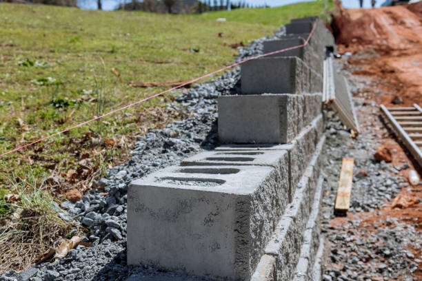 新しい家の近くにある物件に擁壁を構築する必要がありました - landscaped retaining wall wall stone ストックフォトと画像