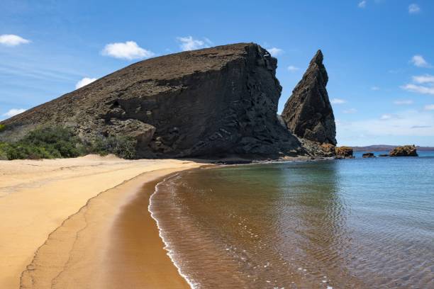 pinnacle rock en galápagos, ecuador - isla bartolomé fotografías e imágenes de stock