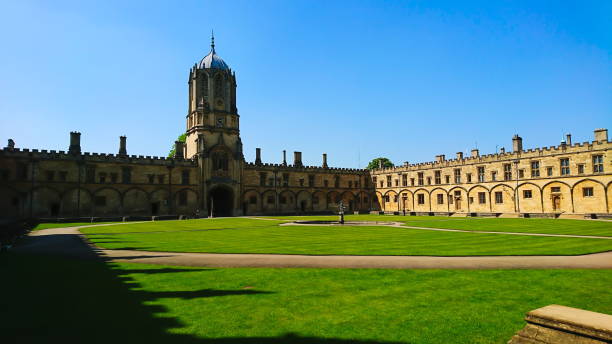 gran cuadrángulo en la universidad de oxford con una fuente en el medio y rodeado de prados y edificios góticos bajo un cielo azul claro - university courtyard uk cambridge fotografías e imágenes de stock