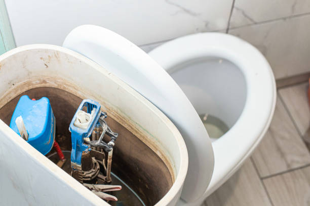 open toilet cistern when flush system breaks down, dirty poorly paid plumbing job - toilet public restroom bathroom flushing imagens e fotografias de stock