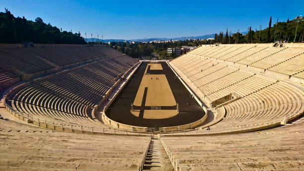 intérieur de l’arène symétrique du stade panathénaïque, l’ancien stade reconstruit sous la lumière du soleil et le ciel bleu clair - marathon ancient greece greek culture photos et images de collection