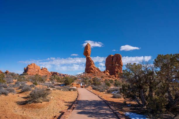 beautiful view of arches national park. - travel famous place balanced rock beauty in nature imagens e fotografias de stock