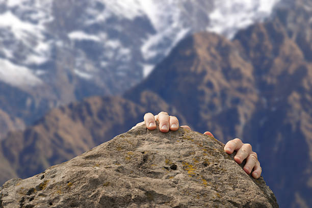 alcançando o pico - hanging on rock rock climbing - fotografias e filmes do acervo