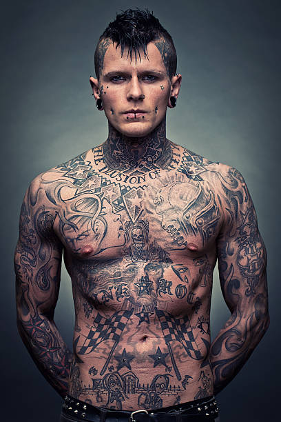 retrato do artista de tatuagem - fashion shirtless caucasian one person - fotografias e filmes do acervo