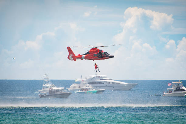 rettungshubschrauber der united states coast guard - rescue helicopter coast guard protection stock-fotos und bilder