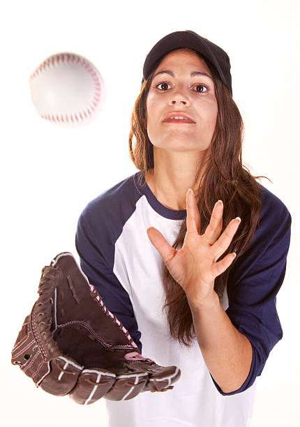mulher de beisebol ou softbol de capturas uma bola - softball adult catching beautiful - fotografias e filmes do acervo