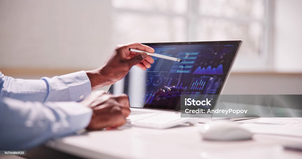 Istock Data Data Analyst Using Data Analytics Kpi Stock Photo - Download Image Now ...