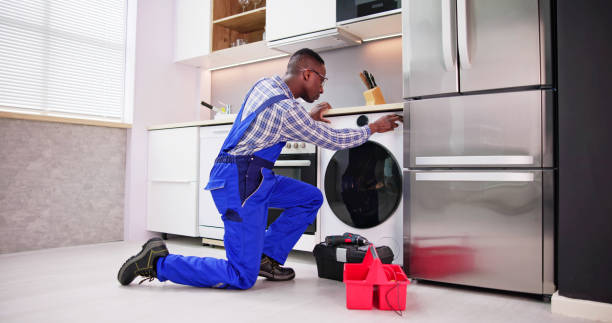 jeune homme dans la réparation globale du lavage - appliance repairing clothes washer refrigerator photos et images de collection