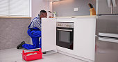 reparateur-in-overalls-reparatur-schrankscharnier.jpg?b=1&s=170x170&k=20&c=JEPNpy-rK83fqBDVfewESU8DdO3O2gxBfnmgYFg2AUo=