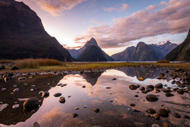 el parque nacional fiordland es el parque más grande de nueva zelanda con espectaculares fiordos, lagos y valles tallados en hielo. - australasia fotografías e imágenes de stock