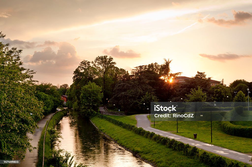 Krajobraz z Canal w Zachód słońca - Zbiór zdjęć royalty-free (Mediolan)