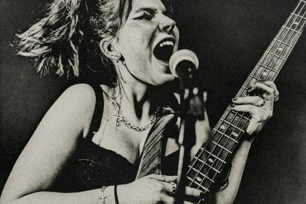 die junge rockmusikerin. - darstellender künstler stock-fotos und bilder