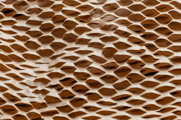 papel de envoltura reciclable y protector con textura de nido de abeja - paper craft brown wrinkled fotografías e imágenes de stock