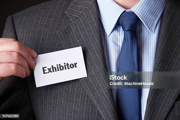 Photo libre de droit de Homme Daffaires Fixation Exposant Badge De La Veste banque d'images et plus d'images libres de droit de Salon professionnel