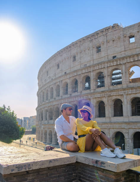 ローマイタリアヨーロッパでの市内旅行で中年のカップル、ローマのコロッセオの建物、イタリア - citytrip ストックフォトと画像