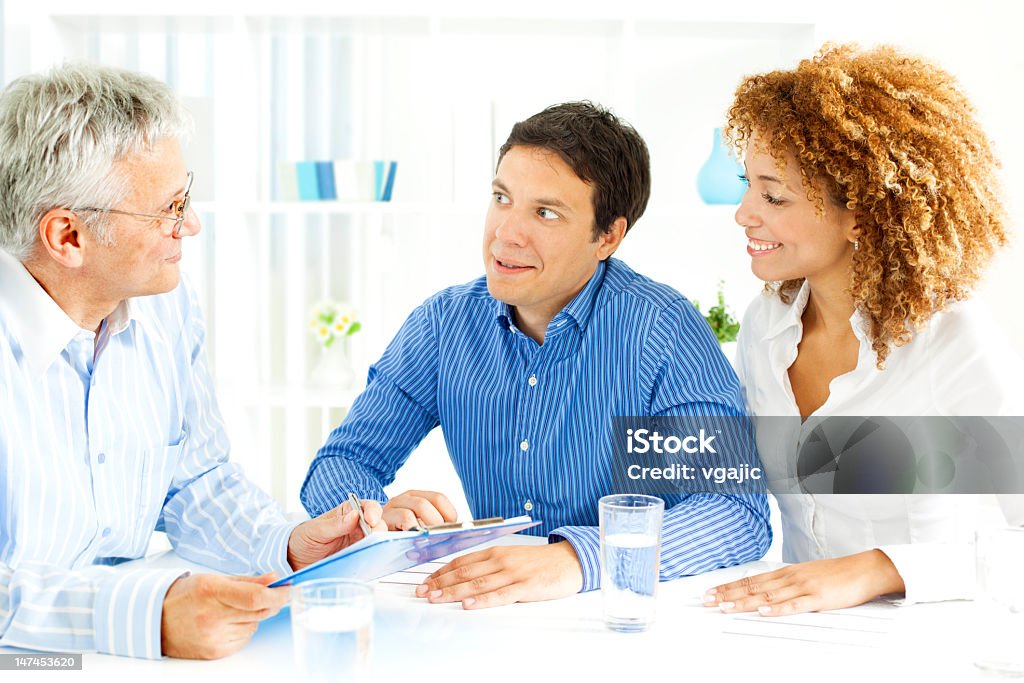 Casal em reunião com um Consultor financeiro - Foto de stock de Adulto royalty-free