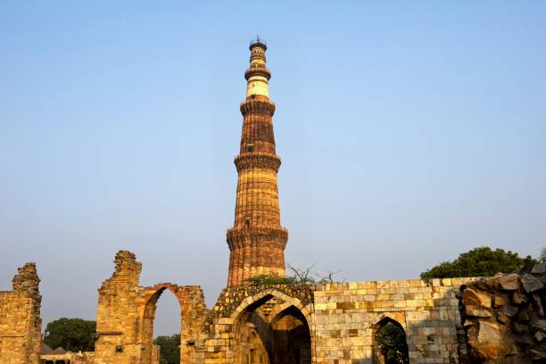 qutub minar tower in new delhi - qutub imagens e fotografias de stock