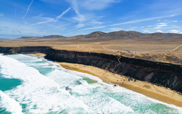 vista panorámica aérea de alto nivel de los acantilados rocosos y playas con el telón de fondo de la montaña volcánica cerca de el cotillo en fuerteventura españa - el cotillo fotografías e imágenes de stock