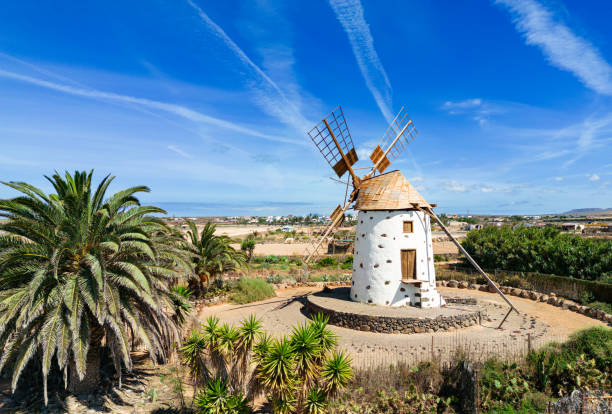 belle vue aérienne de niveau moyen d’un moulin à vent historique traditionnel canarien près d’el cotillo à fuerteventura en espagne - cotillo fuerteventura spain tourism photos et images de collection