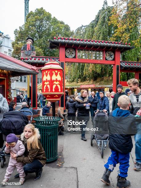 Foto de Beco De Estilo Oriental Com Portão Vermelho Ornamentado e mais fotos de stock de Acessibilidade
