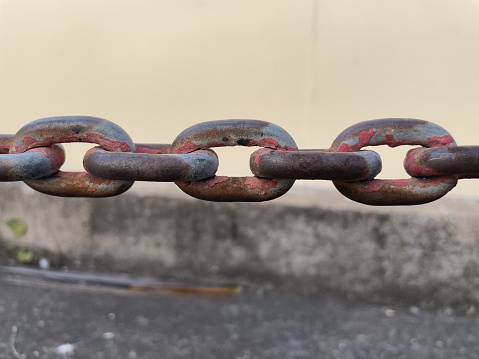 Close-up photo of the active chain outdoors.