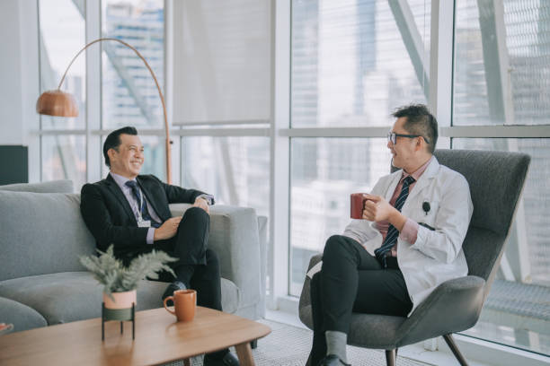 discussione del medico maschio cinese asiatico con l'amministratore senior dell'ospedale nella sala dell'ospedale - business meeting expressing positivity interview business foto e immagini stock