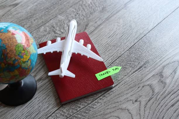 immagine di messa a fuoco selettiva dell'aereo giocattolo, del globo mondiale e del passaporto con testo consigli di viaggio - travel wood planer cartography selective focus foto e immagini stock