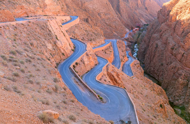 vista aérea del famoso valle de dades georges y una carretera sinuosa tradicional del paso tisdrine entre el pico de las montañas del atlas, en marruecos - desert road road urban road desert fotografías e imágenes de stock