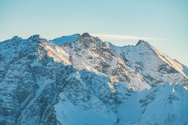 первый свет в горах - switzerland european alps mountain alpenglow стоковые фото и изображения