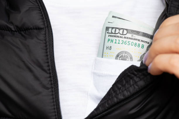 白いtシャツの接写のポケットにドル、ビジネス - currency paper currency wealth one hundred dollar bill ストックフォトと画像
