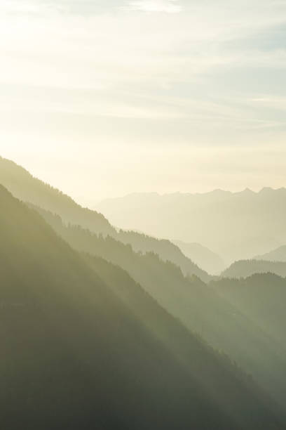 산의 저녁 빛 - landscape laax graubunden canton switzerland 뉴스 사진 이미지