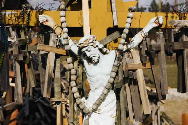 scultura di gesù crocifisso. croce di legno gesù cristo. sfondo del rosario. sfondo religioso. il grunge ha resistito alla scultura abbandonata. - jesus christ cross old statue foto e immagini stock