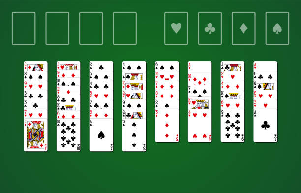 gra karciana w pasjansa freecell na zielonym tle ze standardowymi kartami do gry - cards poker king card green stock illustrations