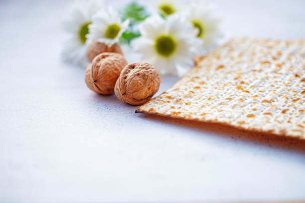 концепция празднования песаха (еврейского праздника) - matzo passover cracker unleavened bread стоковые фото и изображения