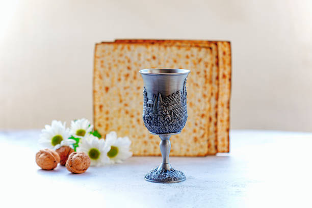 koncepcja obchodów pesah (święto żydowskie) - passover judaism seder kiddush cup zdjęcia i obrazy z banku zdjęć