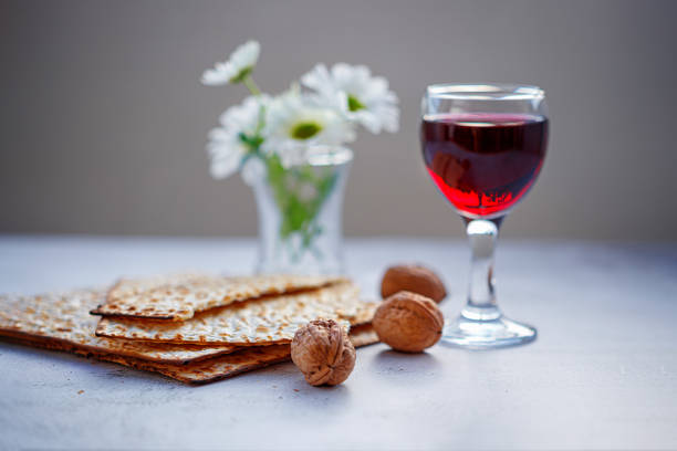 concetto di celebrazione di pesah (festa ebraica) - matzo passover cracker unleavened bread foto e immagini stock