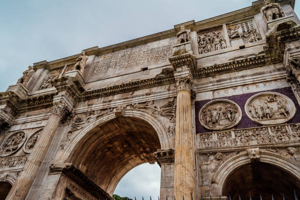 arco de constantino en roma, italia - roman emperor constantine statue rome fotografías e imágenes de stock